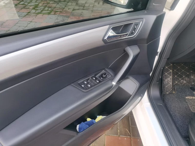 Volkswagen Touran 2018 car image #10