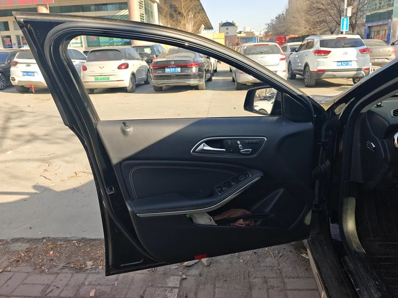 Mercedes-Benz GLA Class 2018 car image #10