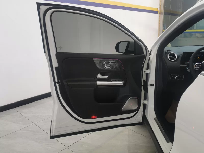 Mercedes-Benz GLA Class 2023 imagen de coche #10