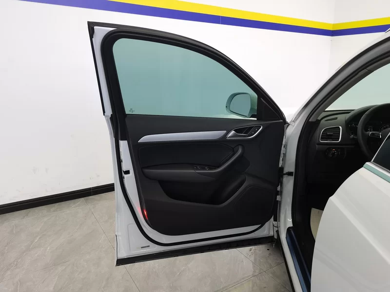 Audi Q3 2017 car image #10