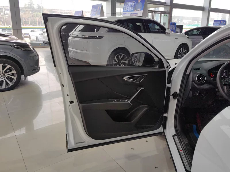 Audi Q2L 2020 car image #10