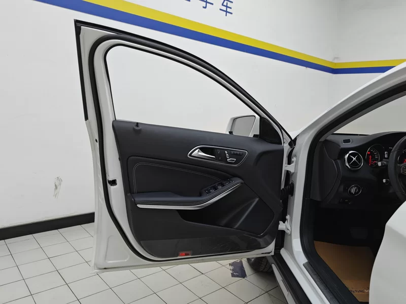 Mercedes-Benz GLA Class 2018 car image #10