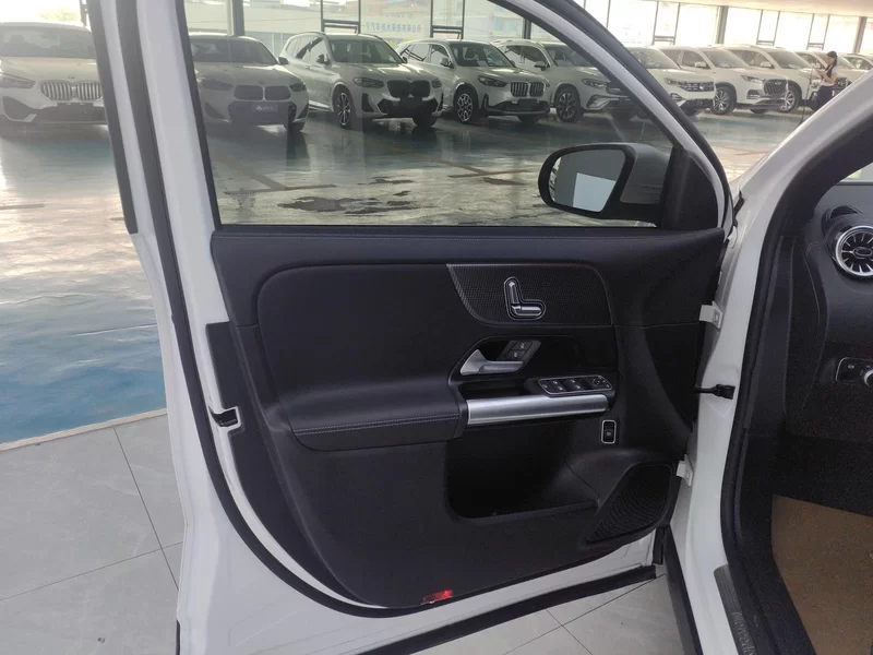 Mercedes-Benz GLA Class 2023 car image #10