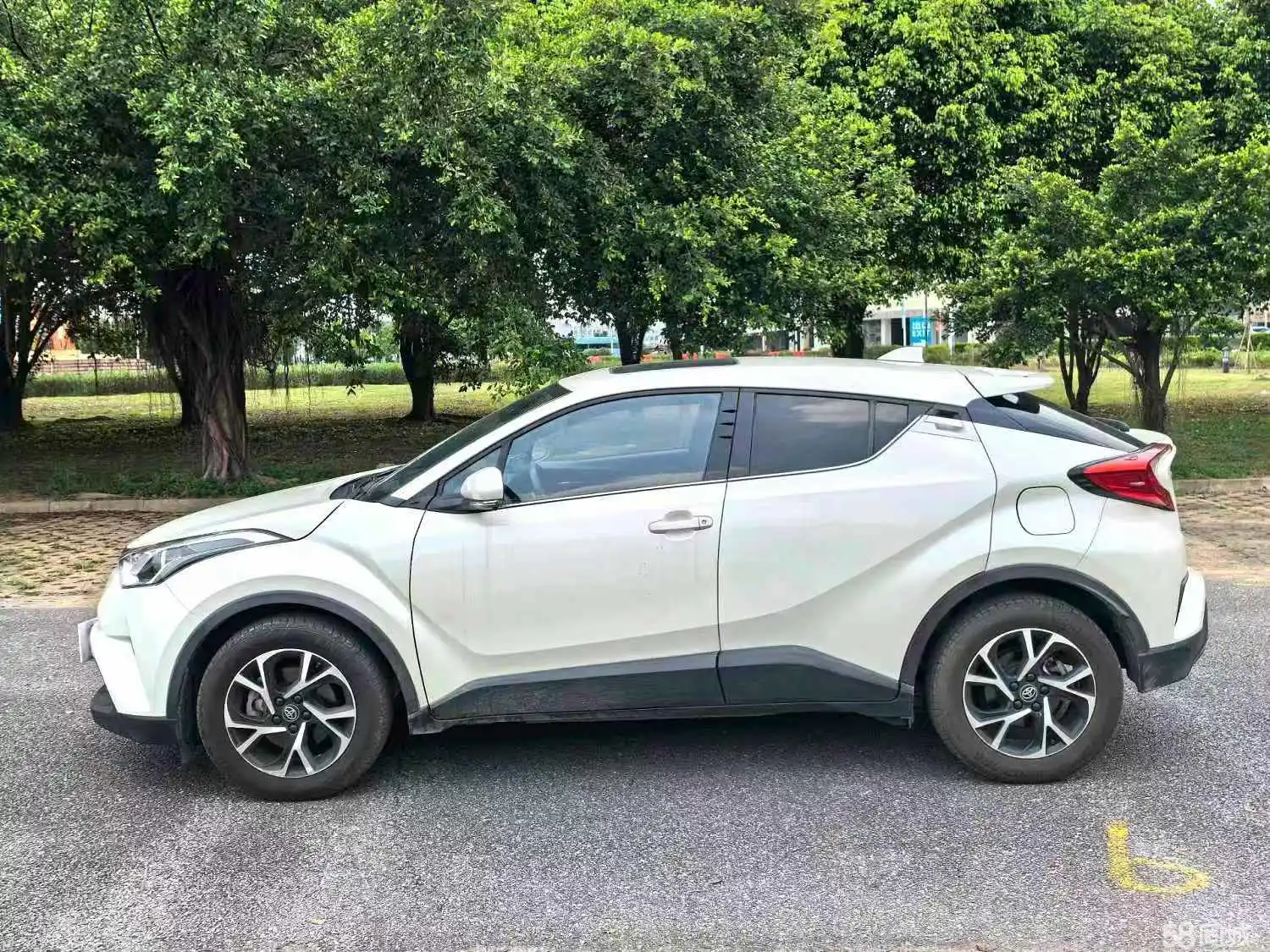 Toyota C-HR 2019 immagine di auto #10