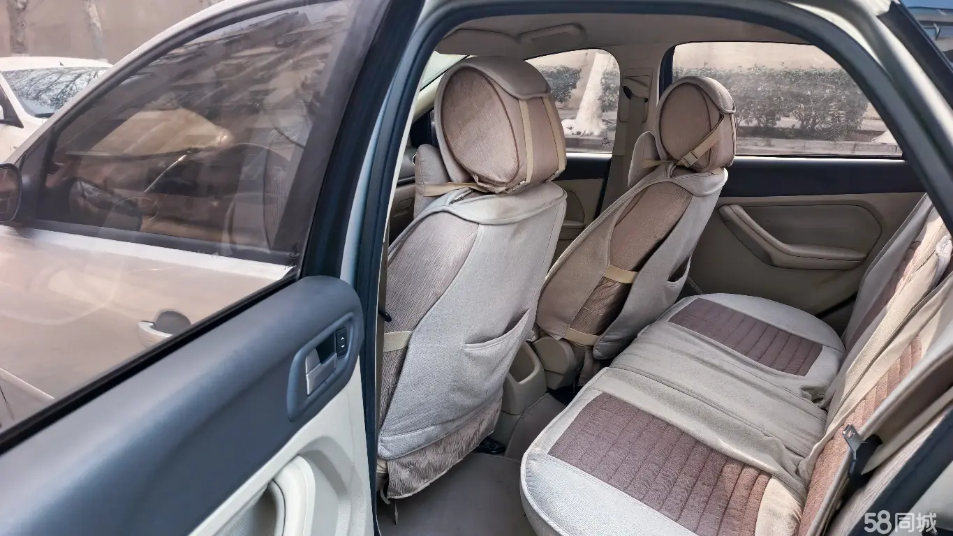 Ford Focus 2010 car image #10