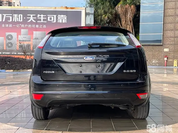 Ford Focus 2010 car image #10