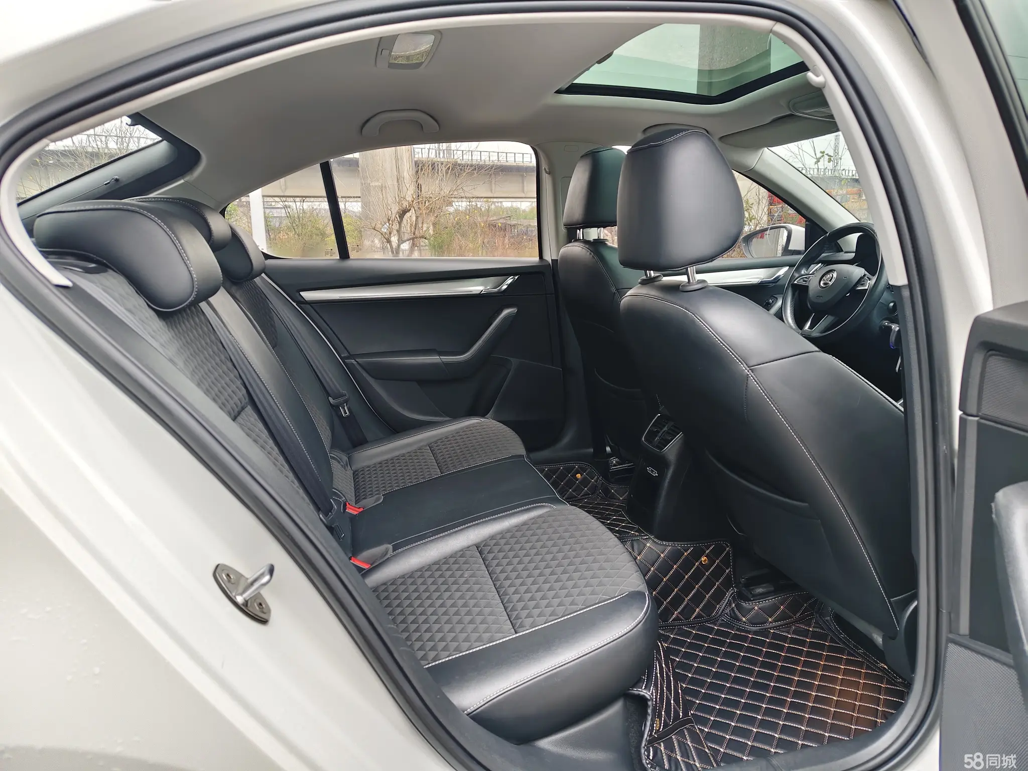 Skoda Octavia 2018 car image #10