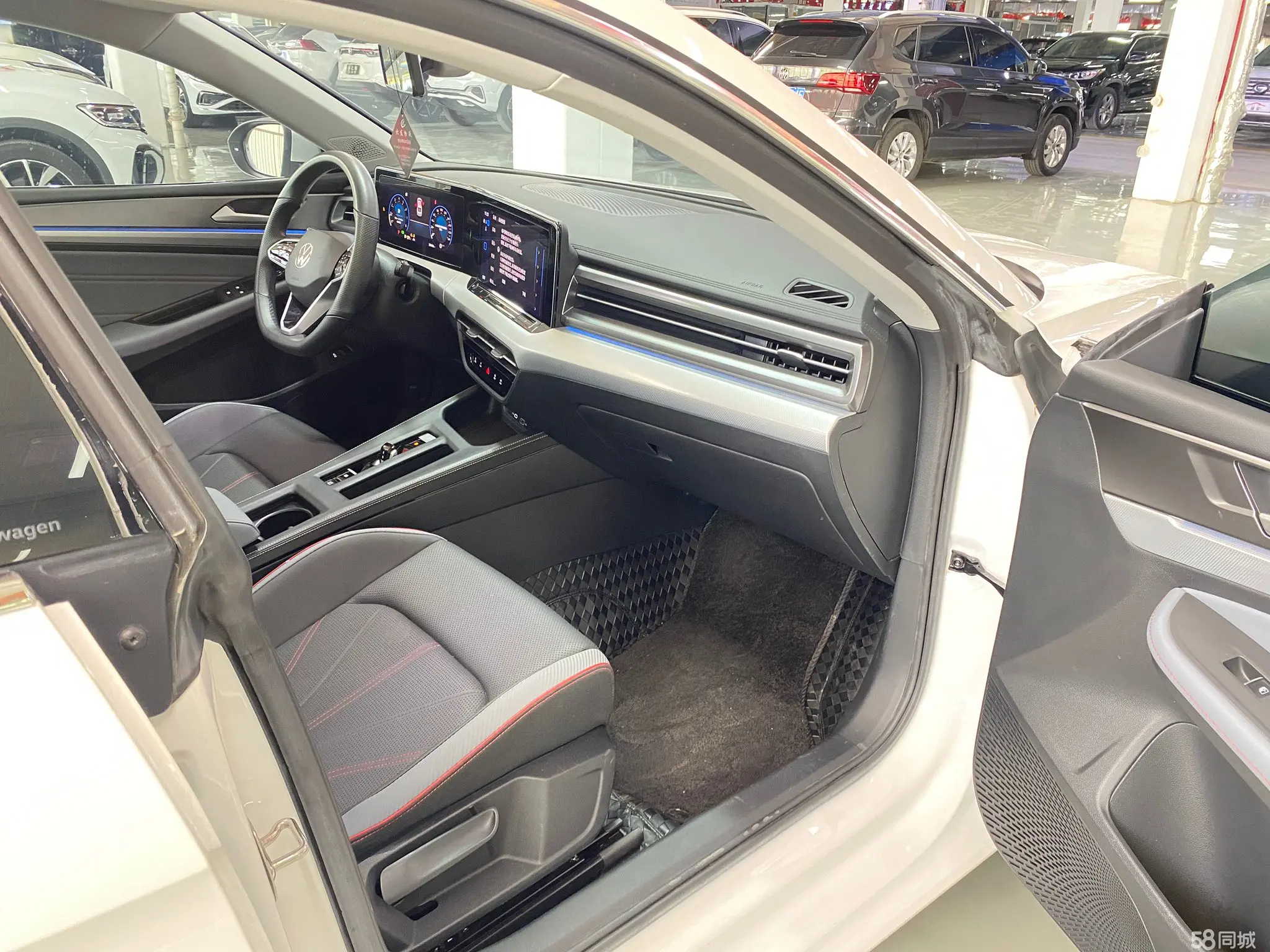 Volkswagen T-Roc 2024 car image #10