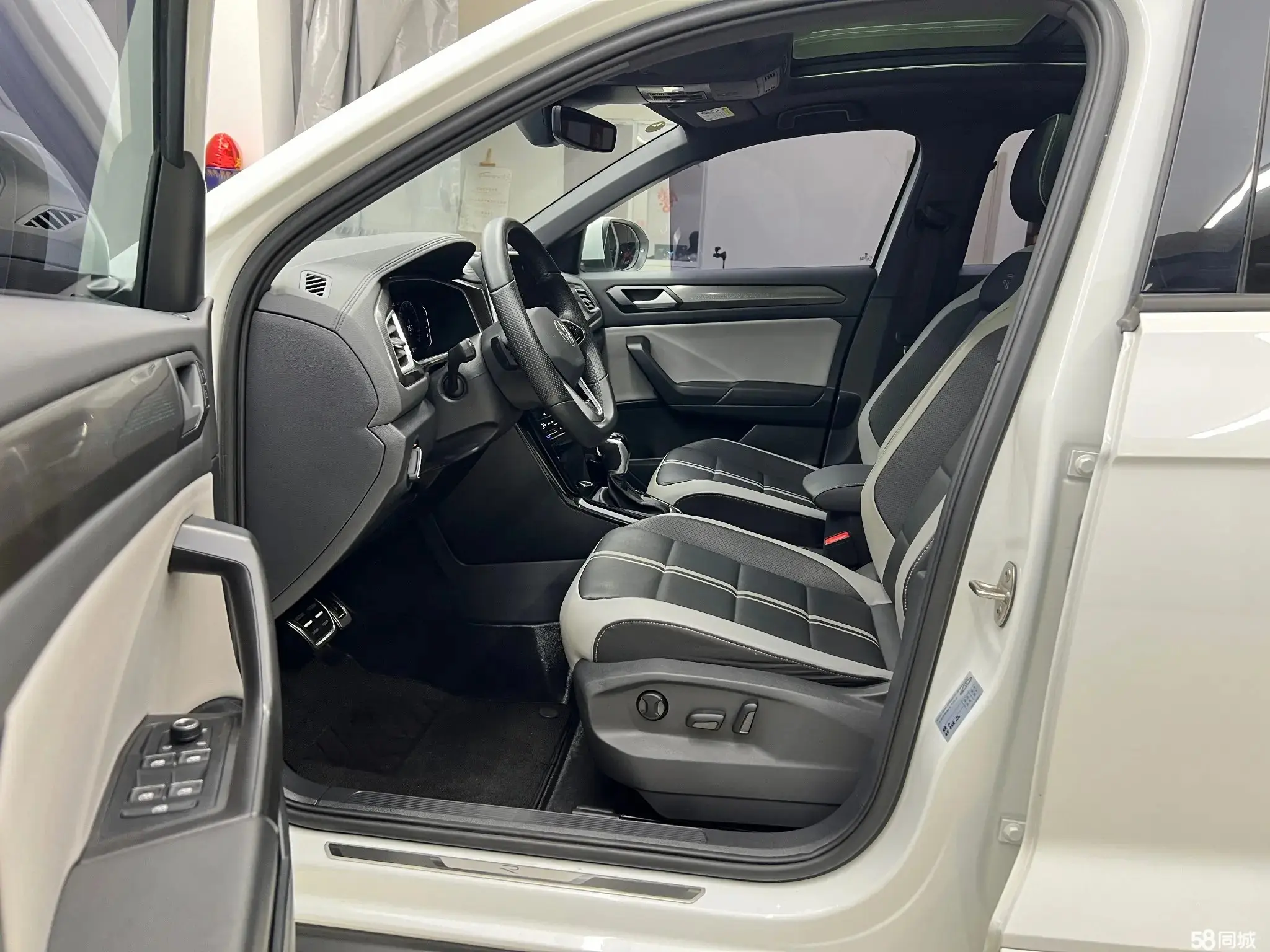 Volkswagen T-Roc 2023 immagine di auto #10