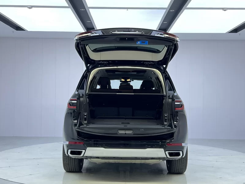 BMW X7 M60i 2023 car image #10