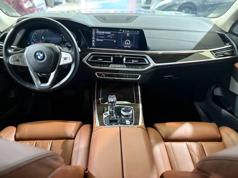 BMW X7 M60i 2020 car image #10
