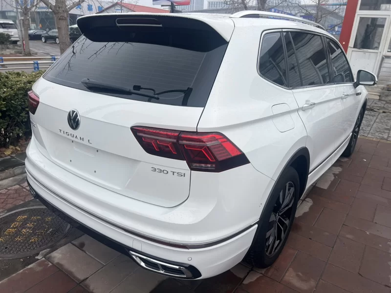 Volkswagen Tiguan L 2023 immagine di auto #10