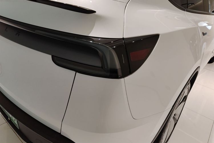 Tesla Model Y 2025 #8 Tesla Model Y 2025 car image #8
