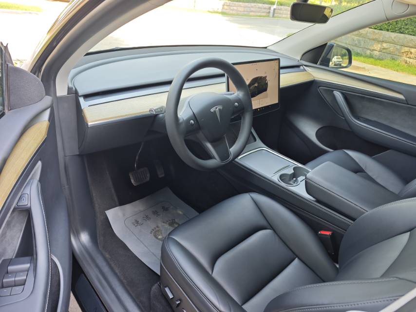 Tesla Model Y 2023 car image #4