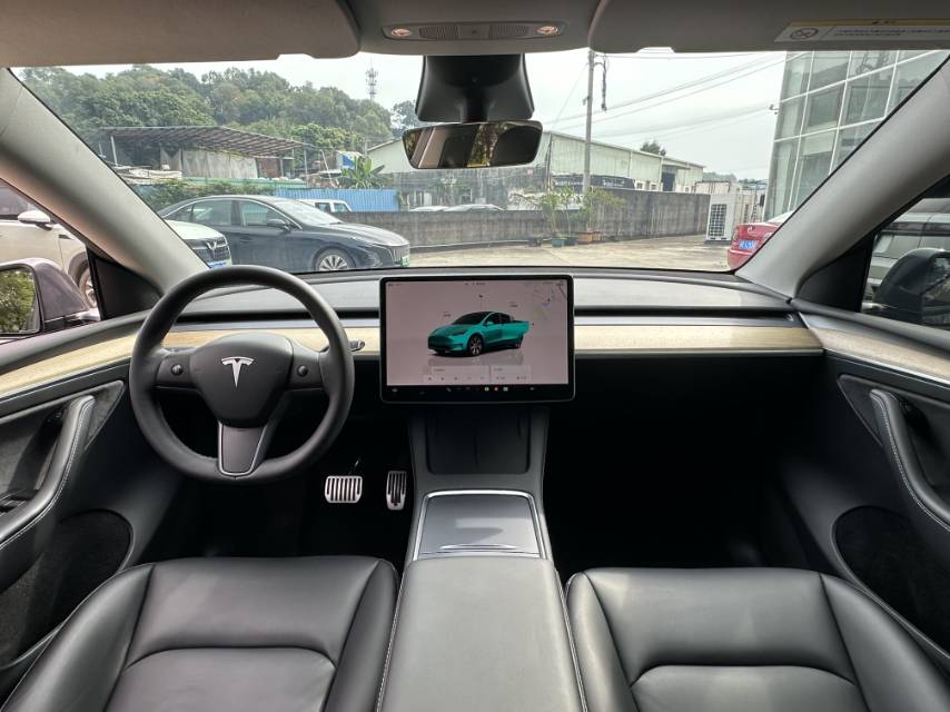 Tesla Model Y 2024 car image #2