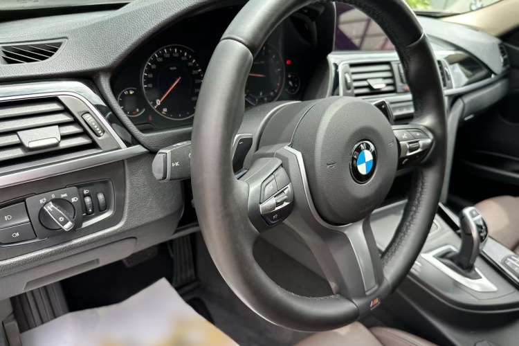 BMW 3 Series 2018 car image #29