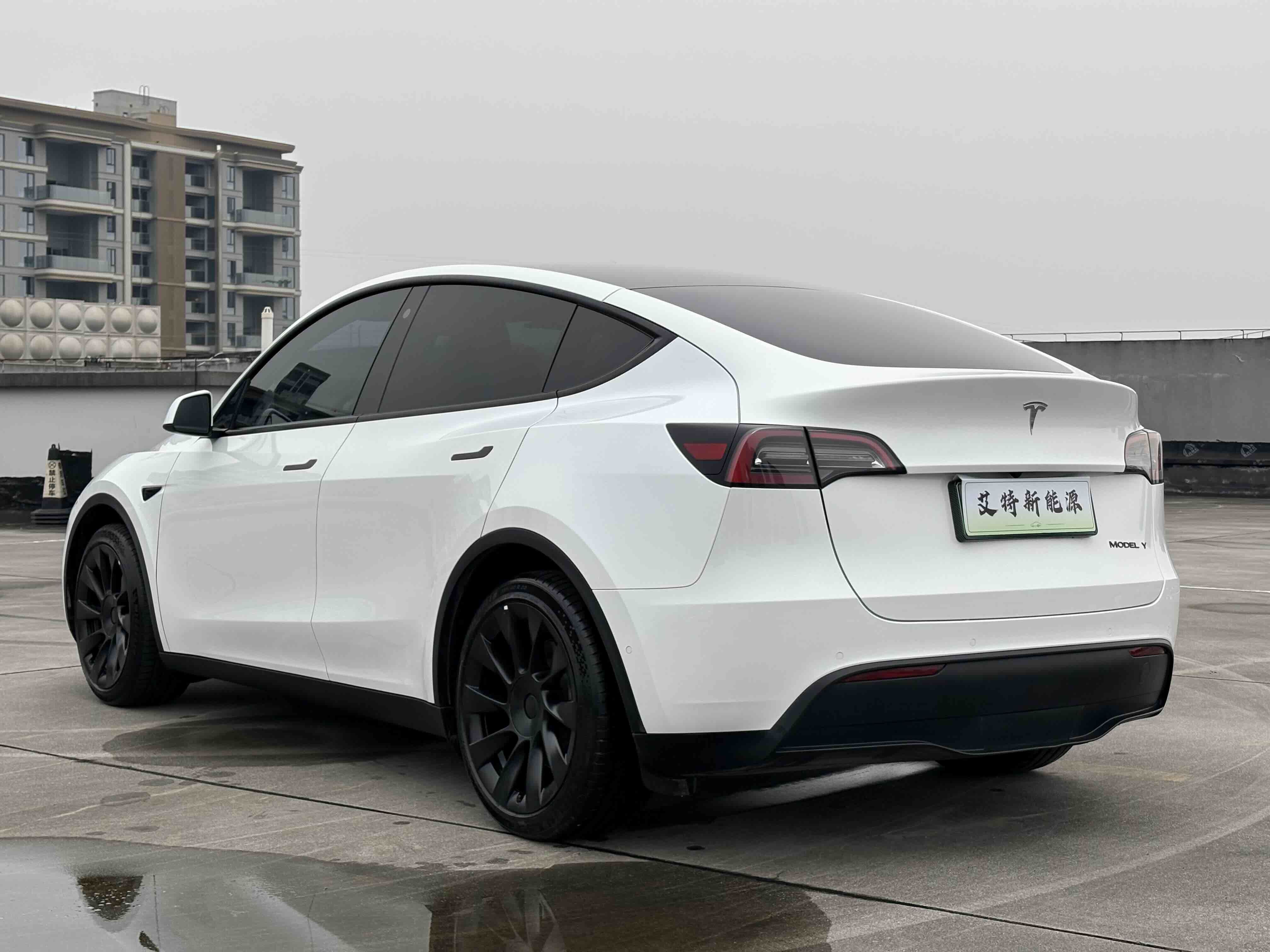 Tesla Model Y 2023 изображение автомобиля #4