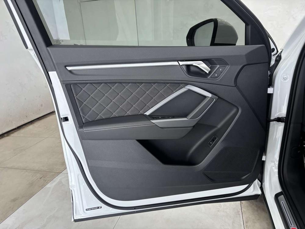 Audi Q3 2025 صورة سيارة #12