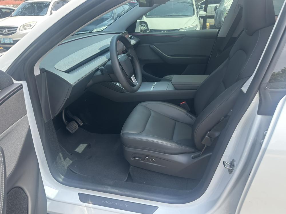 Tesla Model Y 2025 #12 Tesla Model Y 2025 car image #12