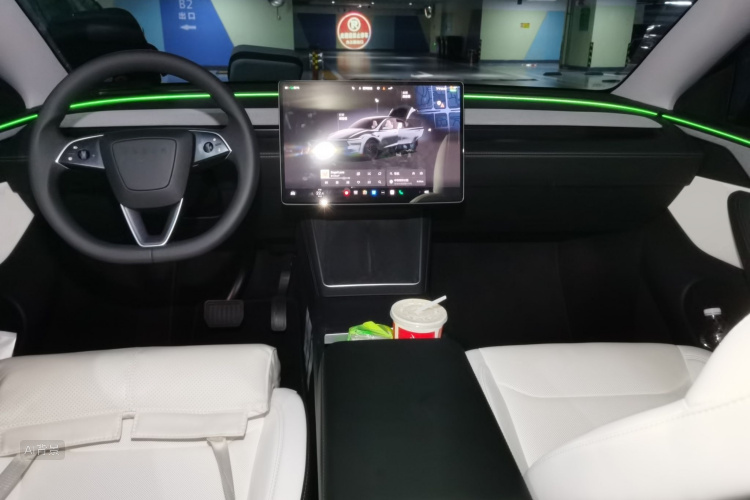 Tesla Model Y 2025 #11 Tesla Model Y 2025 car image #11