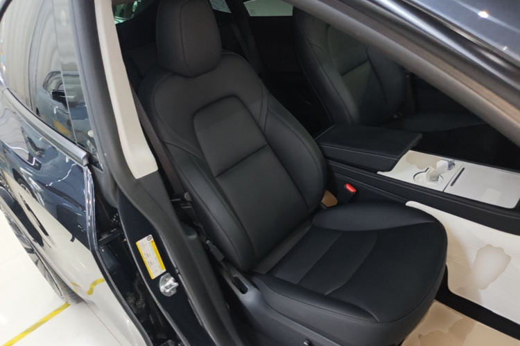 Tesla Model Y 2025 car image #24