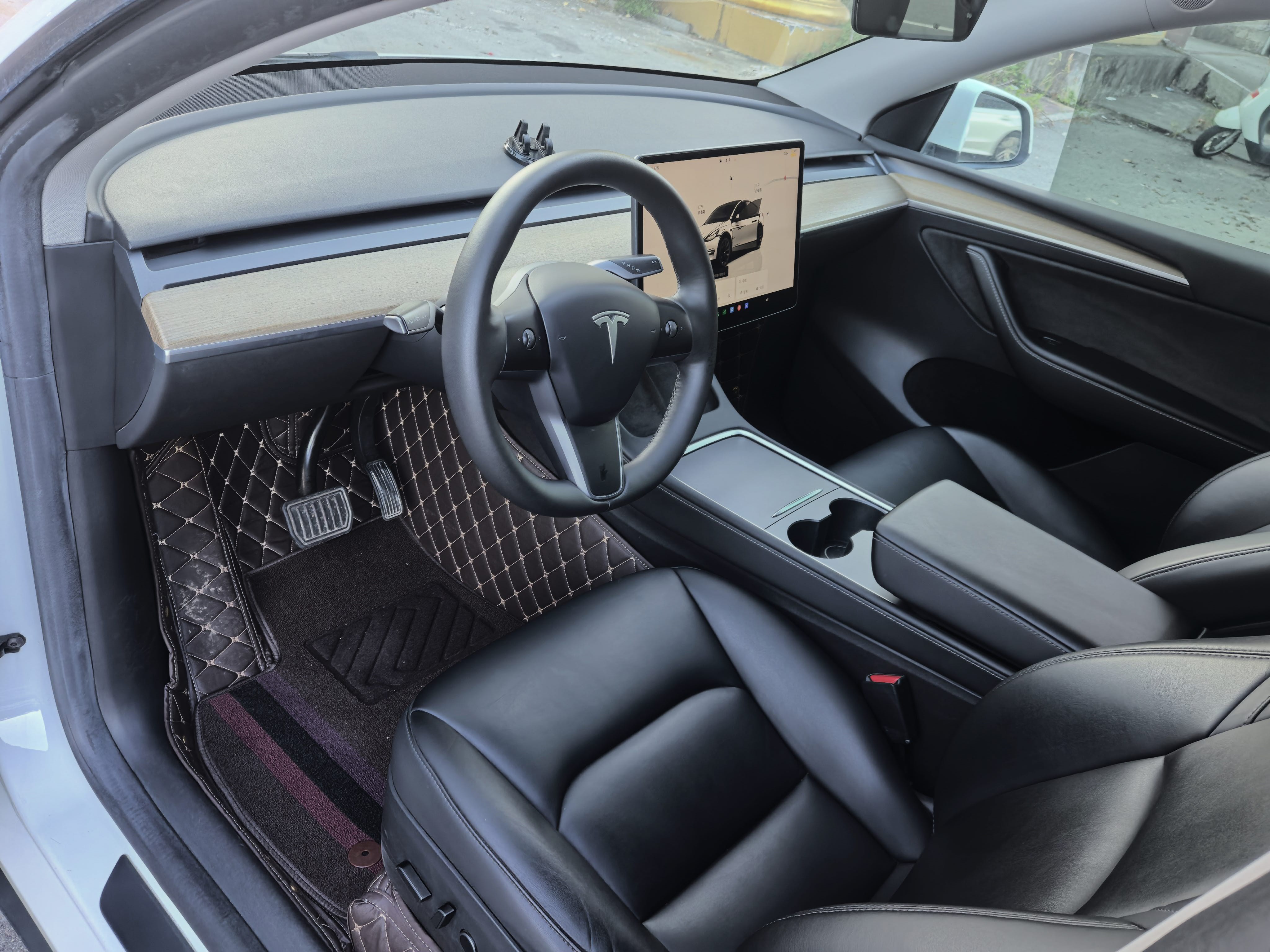 Tesla Model Y 2023 #6 Tesla Model Y 2023 car image #6
