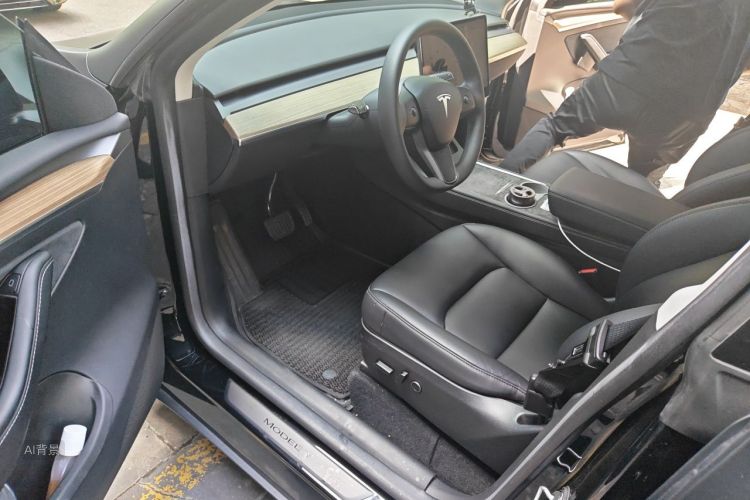 Tesla Model Y 2023 car image #18