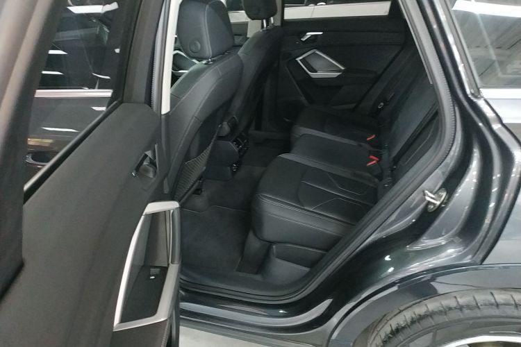 Audi Q3 2020 car image #17
