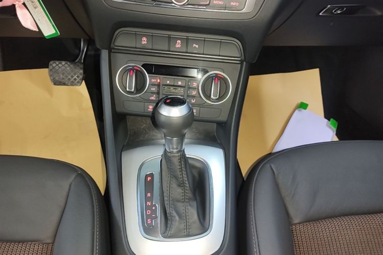 Audi Q3 2017 car image #14