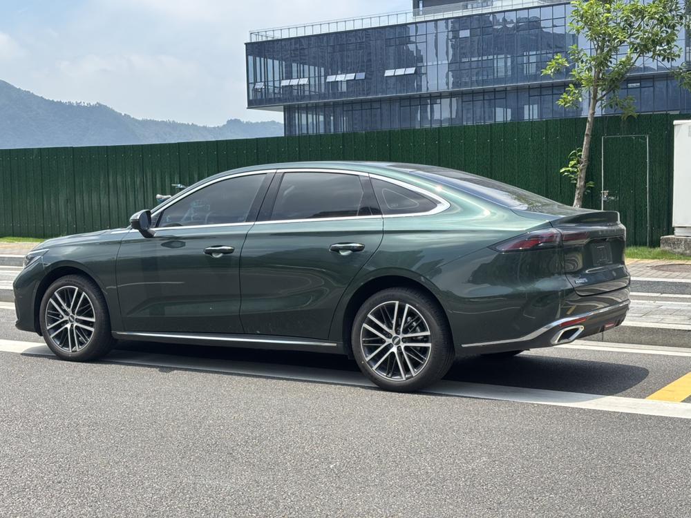 GEELY Emgrand 2025 #4 GEELY Emgrand 2025 car image #4
