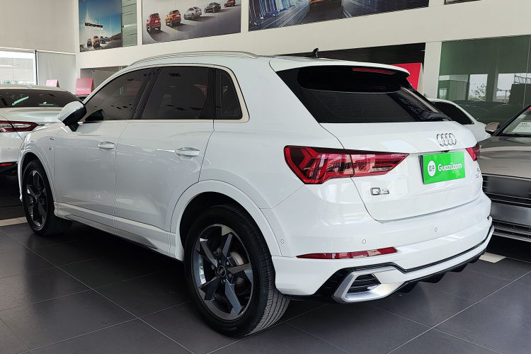 Audi Q3 2023 car image #5