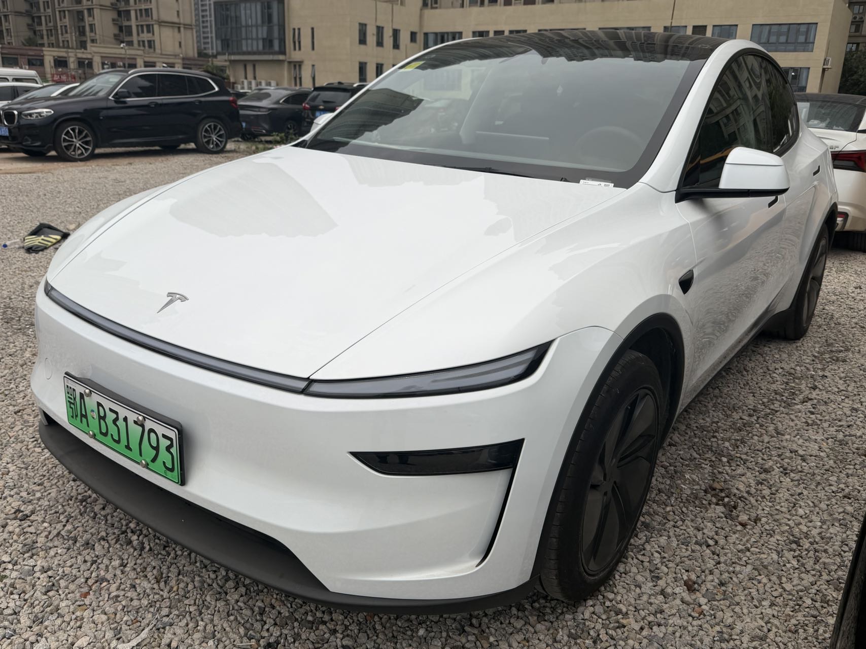 Tesla Model Y 2025 Tesla Model Y 2025 صورة سيارة