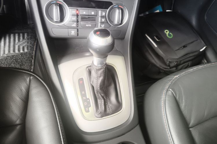 Audi Q3 2018 car image #14