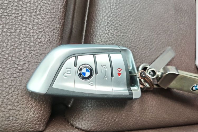 BMW 3 Series 2018 car image #10