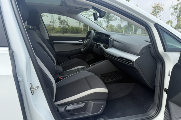 Volkswagen Golf 2023 car image #14