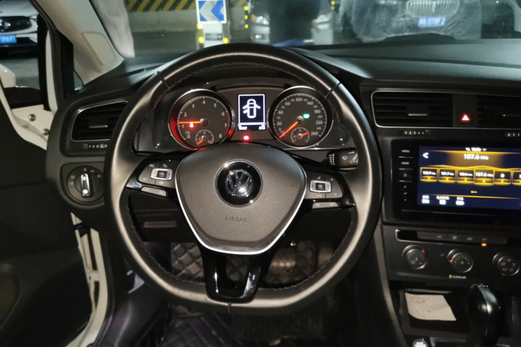 Volkswagen Golf 2020 car image #11
