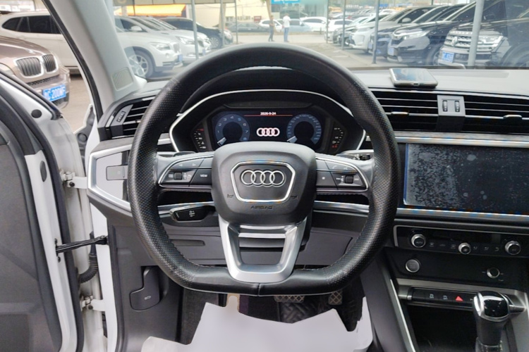 Audi Q3 2020 car image #11