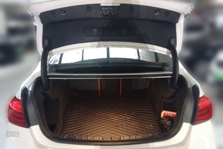 BMW 3 Series 2019 car image #21