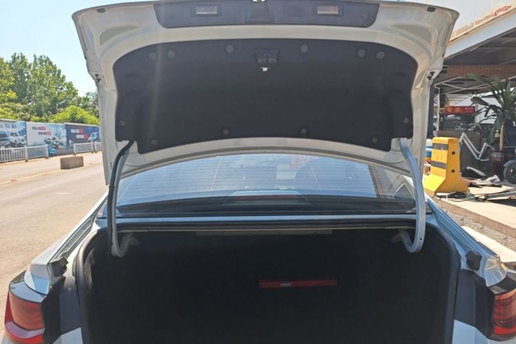 GEELY Emgrand L HiP 2022 immagine di auto #19