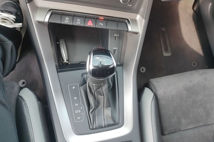 Audi Q3 2020 car image #14