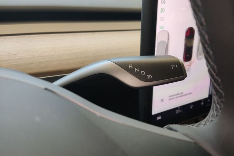 Tesla Model Y 2023 car image #18