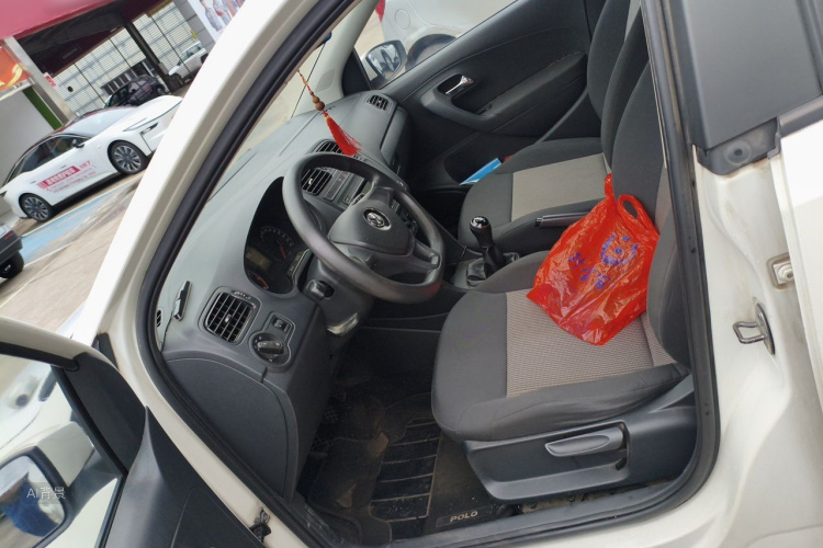 Volkswagen Polo 2015 car image #17