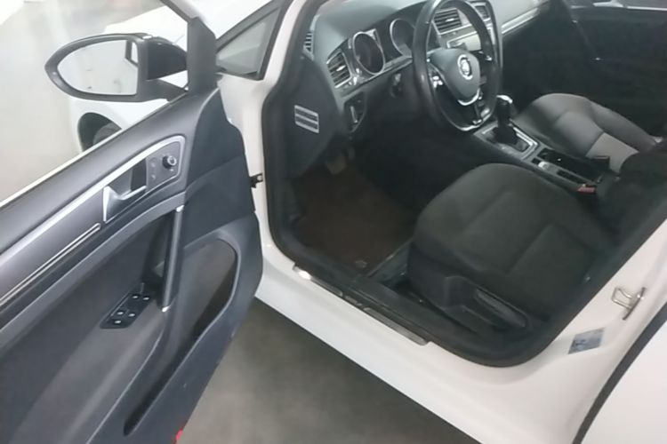 Volkswagen Golf 2017 car image #16