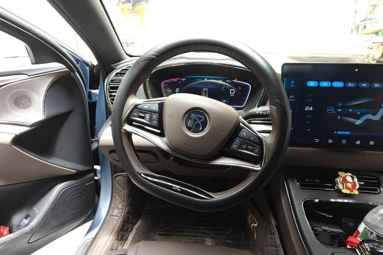 BYD Han 2023 car image #12
