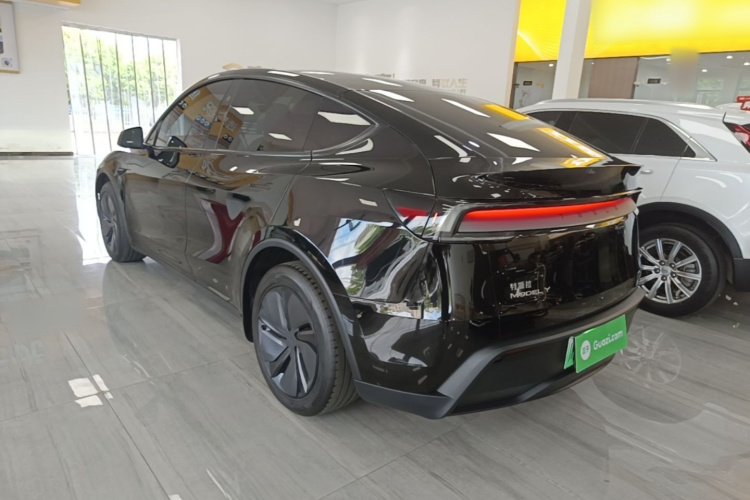 Tesla Model Y 2026 #5 Tesla Model Y 2026 car image #5