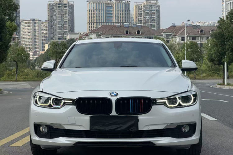 BMW 3 Series 2019 immagine di auto #3