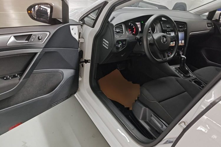 Volkswagen Golf 2017 car image #16