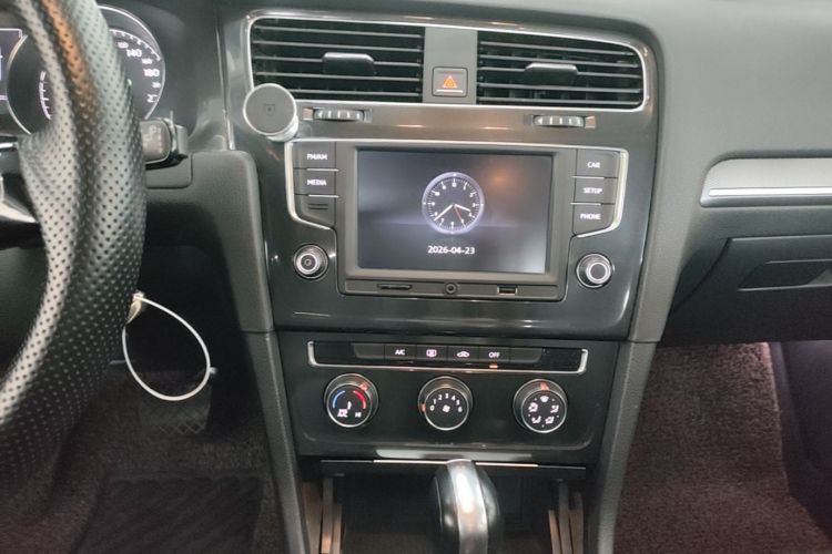 Volkswagen Golf 2017 car image #13