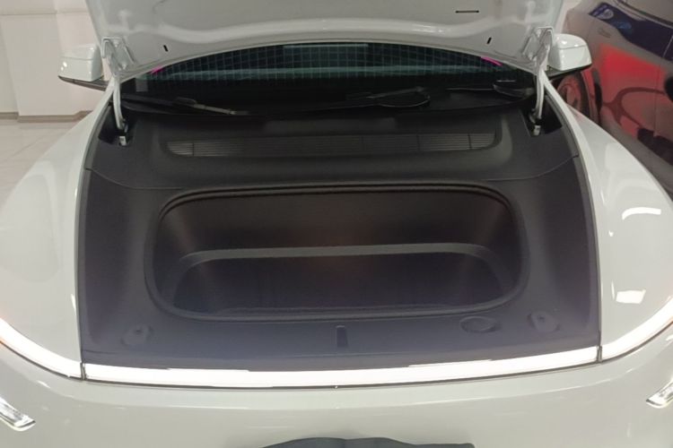 Tesla Model Y 2025 car image #20