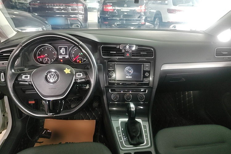Volkswagen Golf 2017 car image #11